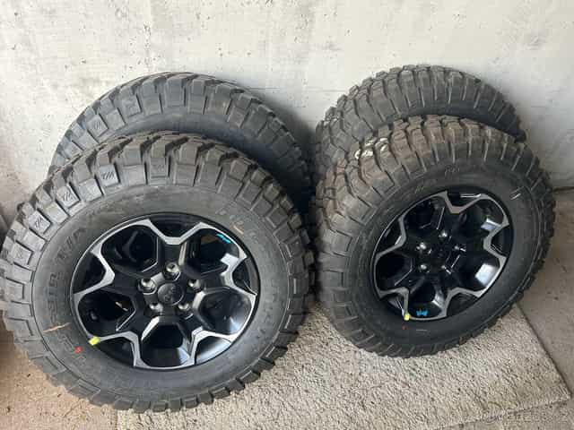 Jeep Wrangler originální alukola r17 pneu nové 255/75