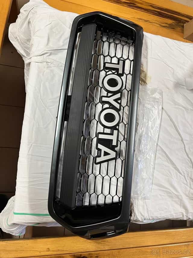 Maska TOYOTA Hilux REVO