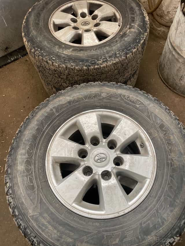 Kola Toyota Hilux 255/70R15C