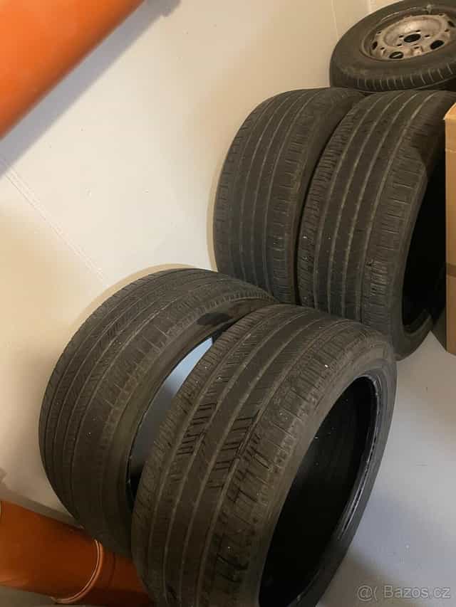 Celoroční 285/45 r22