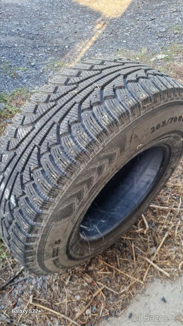 Predam pneu znacky NOKIAN 265 /70 r16 112 T