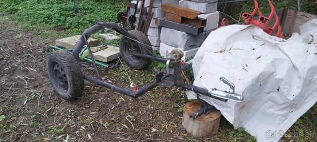 Vozík na ťahanie dreva. Guľatiny