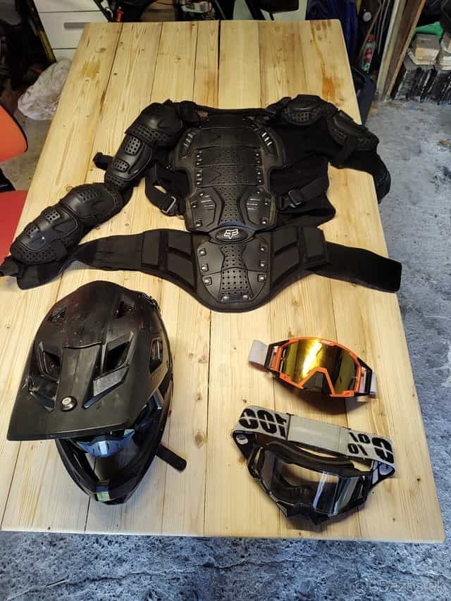 Motocross, enduro, fox, koritnačka, okuliare, helma,