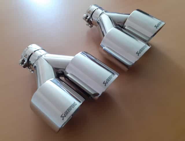 Nerezová univerzálna leštená koncovka výfuku Logo Akrapovič