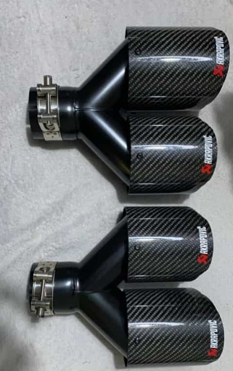 Nerezová koncovka výfuku Carbon dizajn s logom Akrapovič