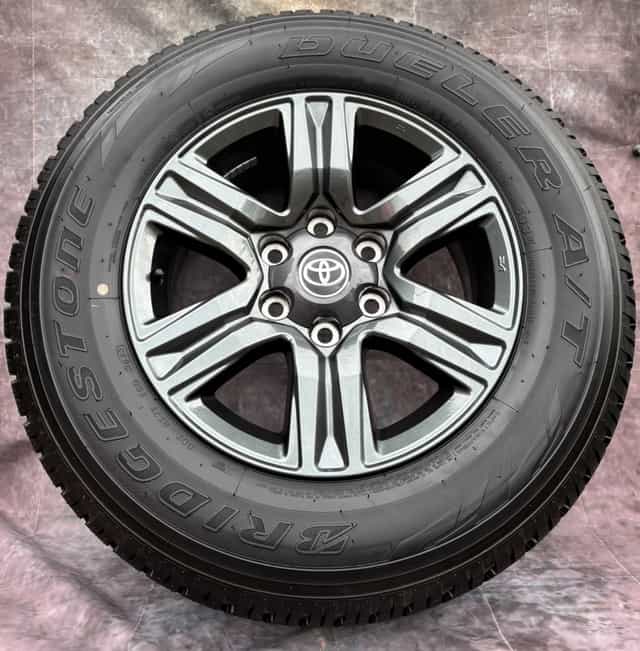 Zánovní alu Toyota Hilux 265/65R17 112S 99% VZORKU