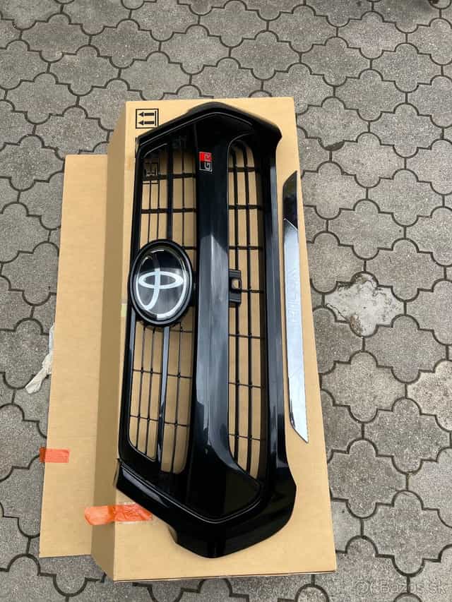 Toyota Hilux maska 2020+