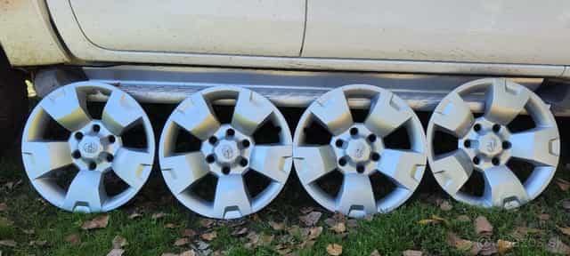 Predám puklice Hilux