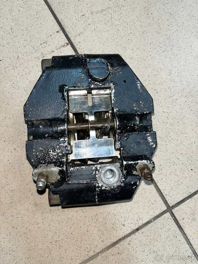 Zadný brzdový strmen na cf moto x8