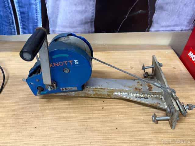 Ručný kľukový naviják Knott 1150 kg