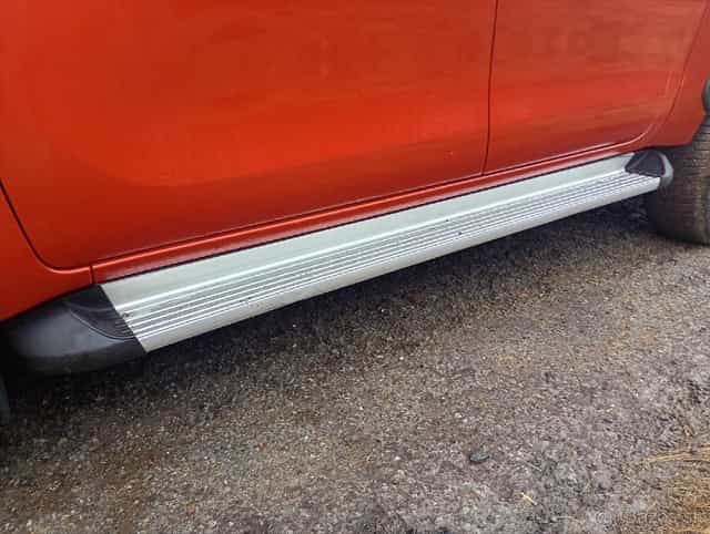 Toyota hilux bočné naslapy