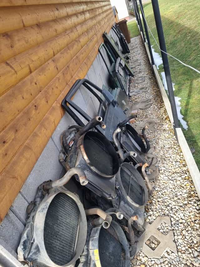 Predam na suzuki samurai chladiče, dvere, masky, skla