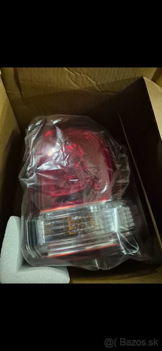 Zadne prave svetlo toyota land cruiser 200