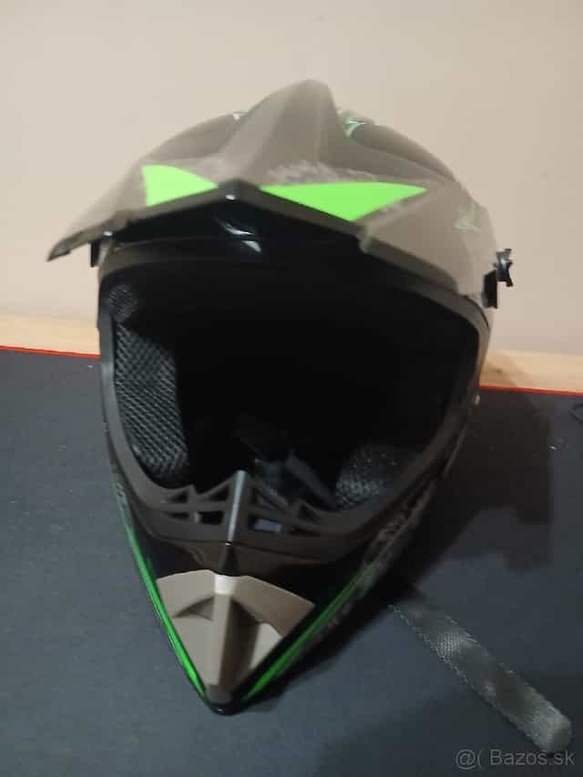 Predám motocrossovu prilbu okuliare a rukavice