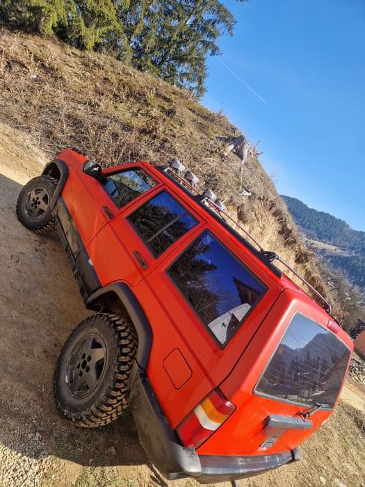 Vând jeep cherokee xj 2.5