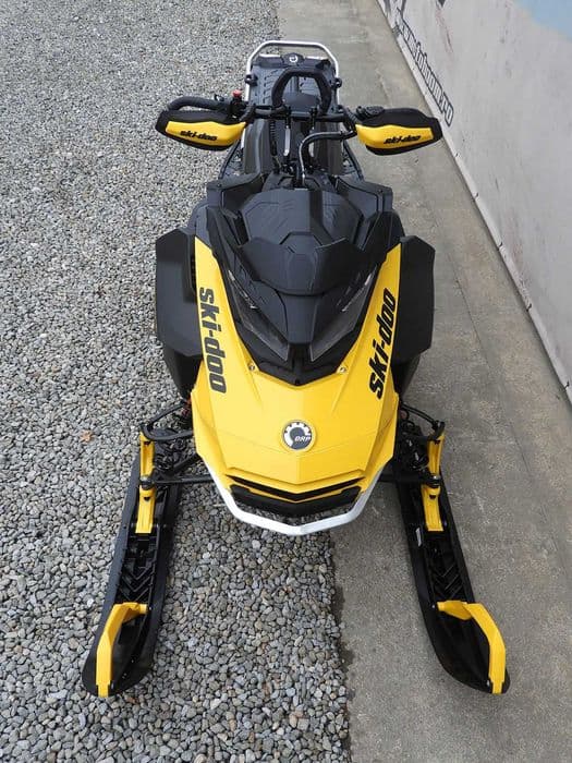 Promo Snowmobil Ski-Doo Summit NEO+ 600 EFI 2025