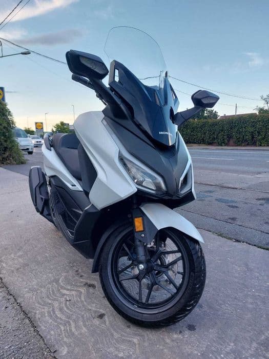 Honda Forza 350 2025 cu 2800 km