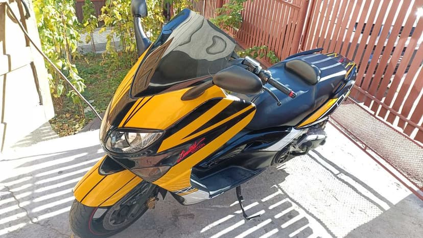 Vindsau dezmembrez doua scutere yamaha tmax 500 carburatie si injectie