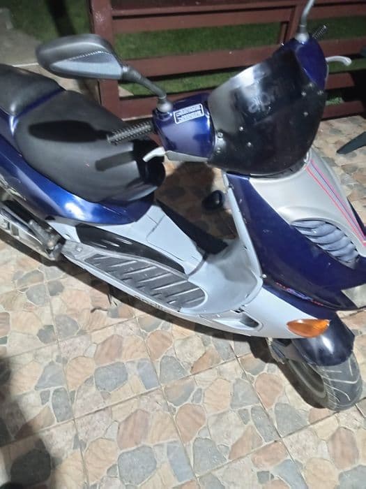 Vând scuter Aprilia SR 80cc Pe apă