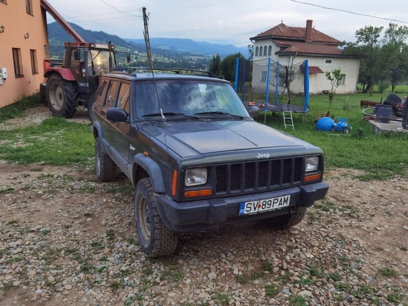 Vând Jeep Cherokee