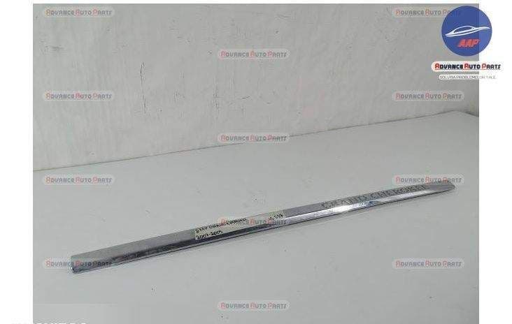 Ornament Cromat Dreapta Fata original Jeep  Cherokee  KK [2007 - 2013]