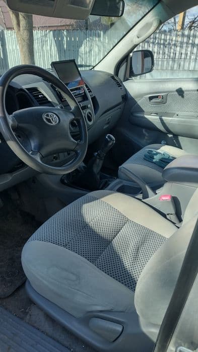 Vând Toyota Hilux 8500e negociabil, 4x4, motor de 3000cc, cutie manual