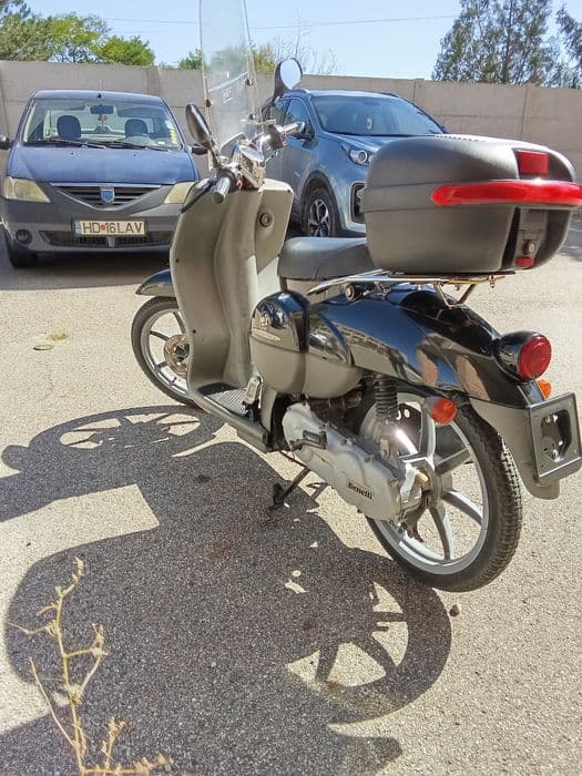 Vând scuter Beneli