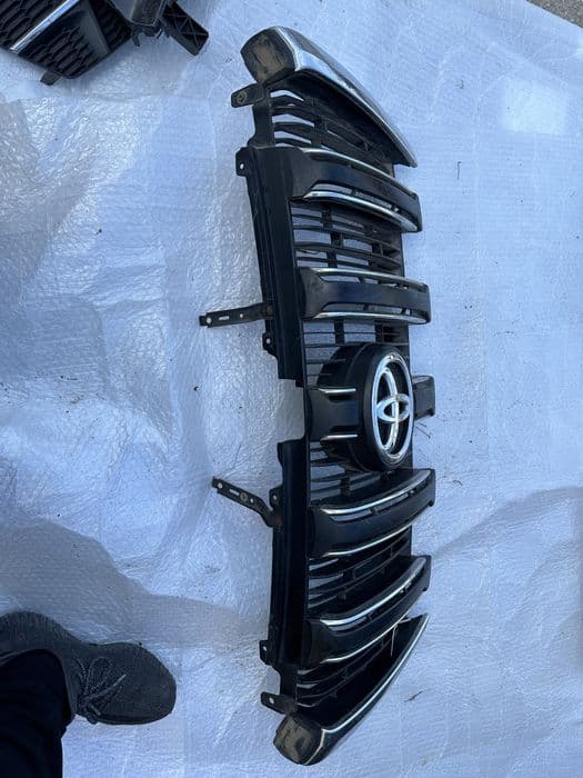 Grilă radiator toyota land cruiser.cod:53111-60a61.
