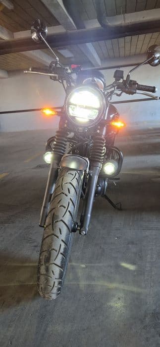 Motocicleta Honda GB 350S cu accesorii originale