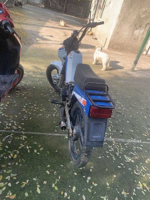 Vand sau achimb doua mopede cel rosu e 4t si cel alb e 2t