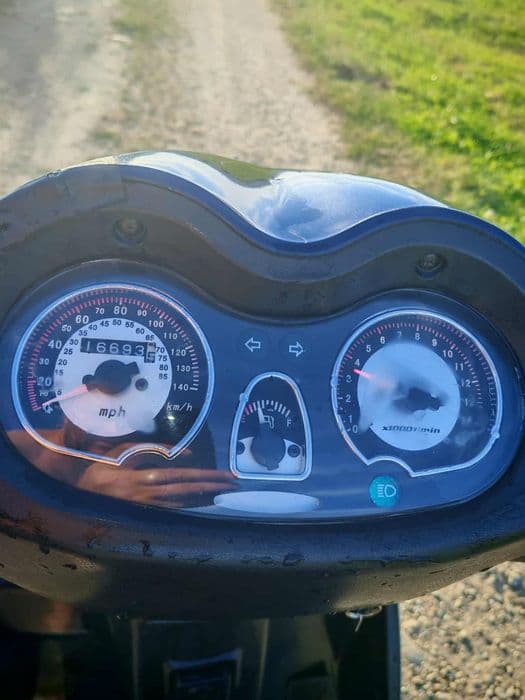 Vând scutter Peugeot 125 in 4 timpi din 2009 impecabil