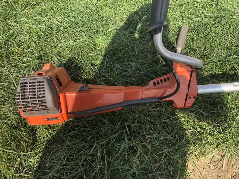 Coasa Husqvarna 250 R cu 2,9 cp