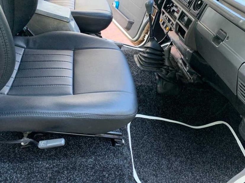 •Toyota Land Cruiser J70 2.5 turbo diesel 4x4 autoutilitara