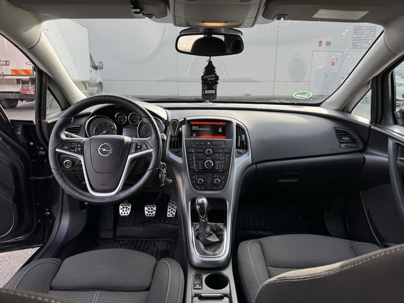 De vanzare Opel Astra J 2016/Schimb cu masina mai inalta sau offroad