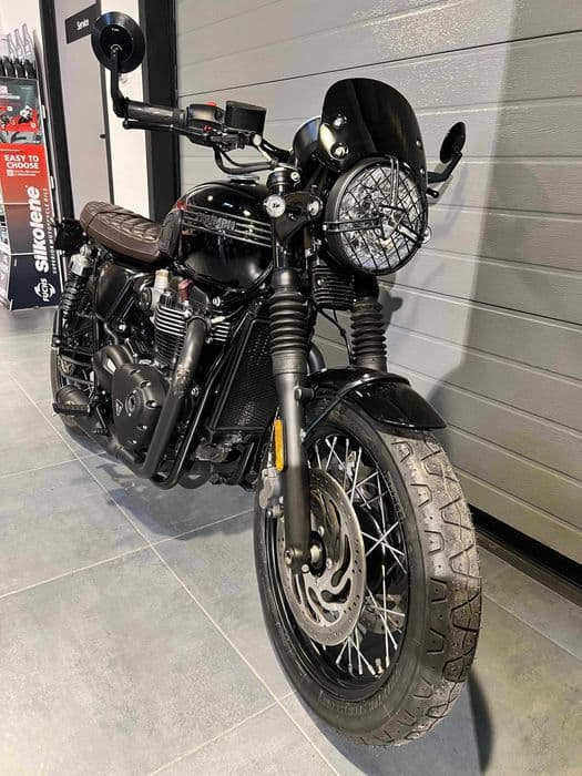 Motocicleta Triumph Bonneville T120 Black Custom Second 2020