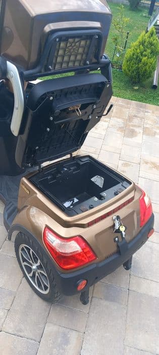 Scuter electric cu 4 roti/scuter persoane cu dizabilități