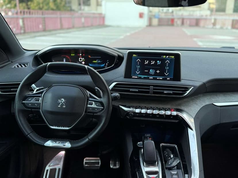 Peugeot 3008. 4X4. 300 Cp. Plug-In Hybrid. Carte RAR. Omologare cârlig