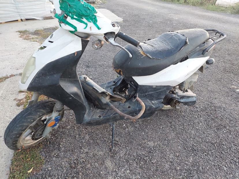 Vind scuter chinezesc pnt piese sau de reparat fără acte preț fixxxxx