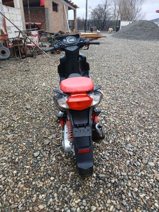 Scuter de vânzare de 49cc , fac si schimb pe atv si pun diferenta
