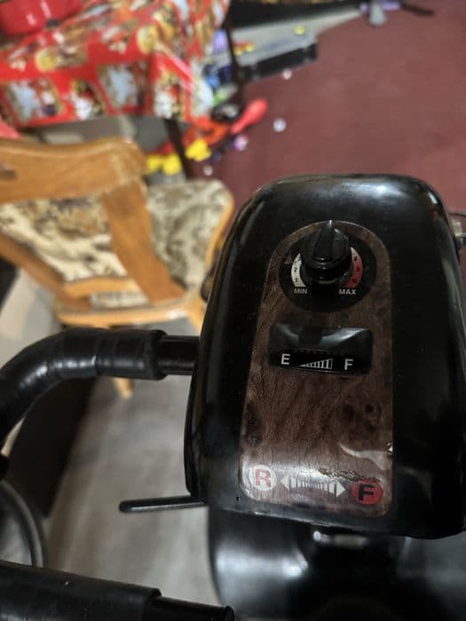 Scuter electric pentru persoane cu dizabilitati