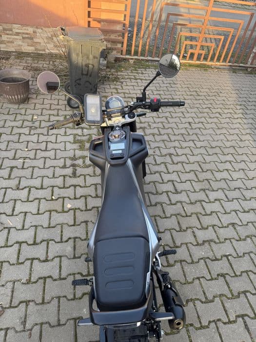 Vand motocicleta A1 husqvarna svartpilen 125