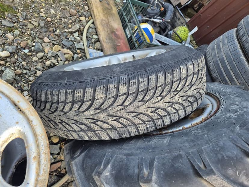 Vand 4 jnate cu anvelope suzuki jimny R15