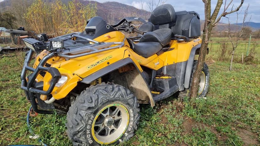 Vând can am puțin avariat