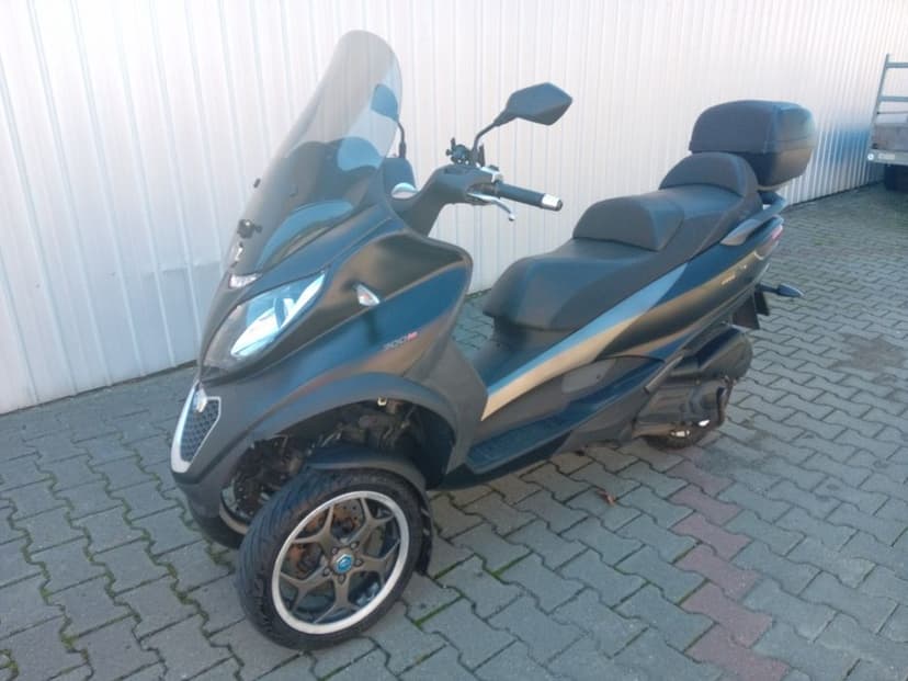 Piaggio Mp3 300 LT 2018 se conduce cu categoria B