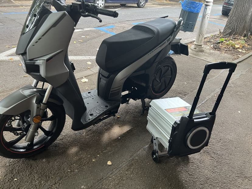 Scuter electric fabricat Spania SilenceS01+Connected nu Zeeho, Socco)