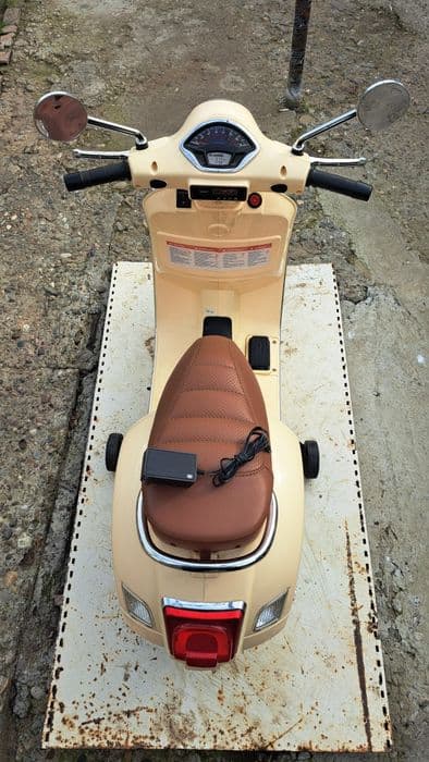 Vând motoreta vespa electrica