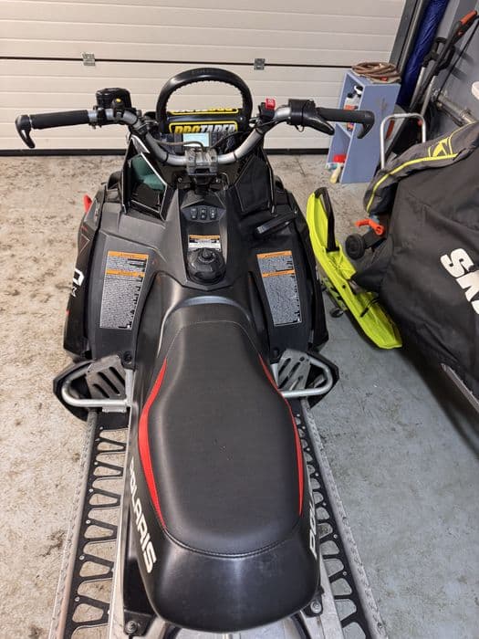 Snowmobil Polaris Rmk