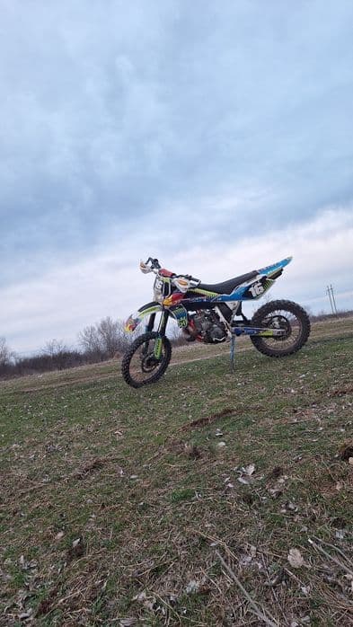 Vând Husqwarna WR300