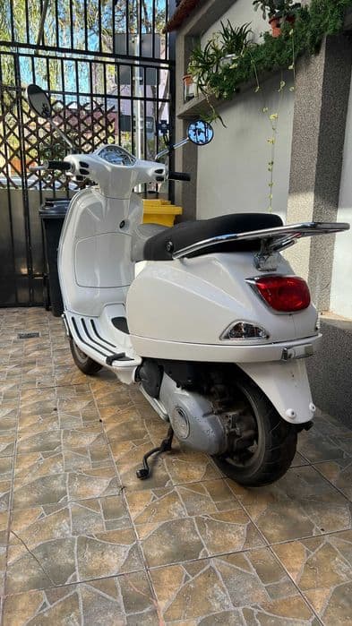 Vespa LX 125 3V i.e. 2012 Albă – 16k Înmatriculată RO, stare excelentă