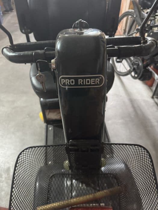 Scuter electric pentru persoane cu dizabilitati